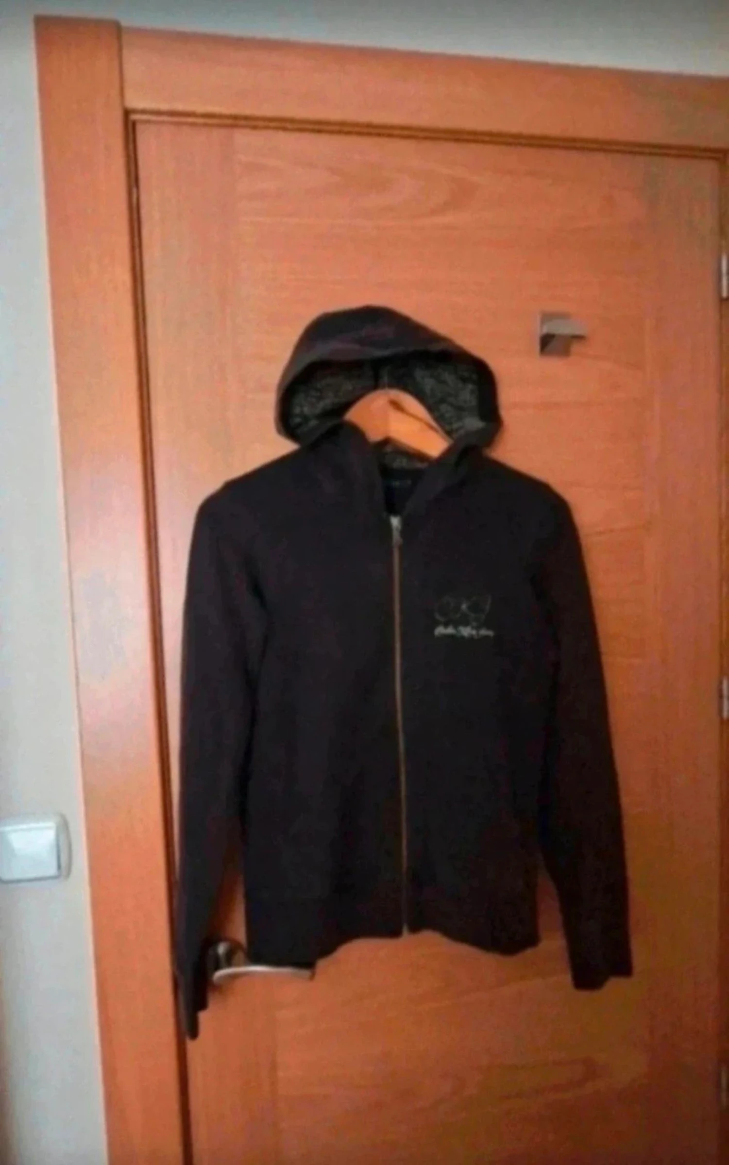 Sudadera de mujer, con cremallera y capucha,  color negro. Talla S